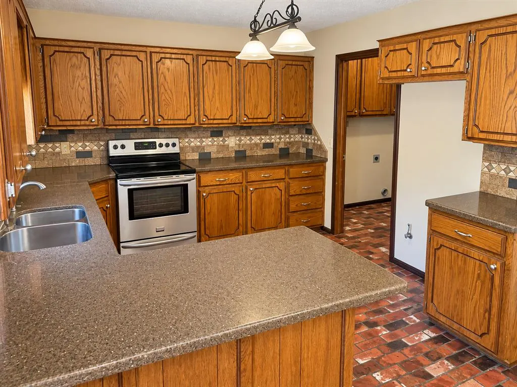 Photo 6 — 2515 Thomas Circle, Clinton, OK 73601