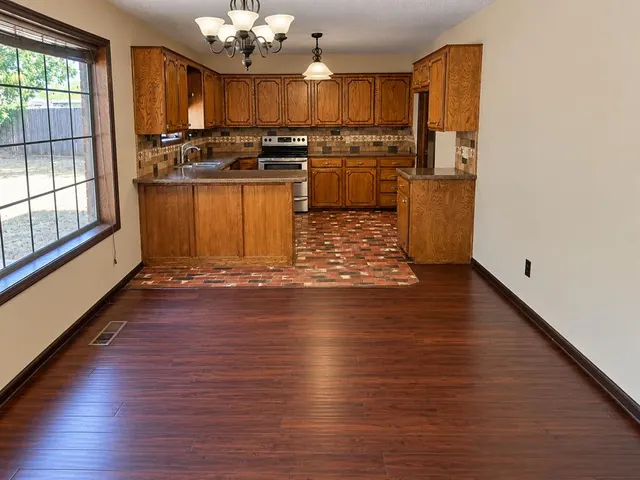 Photo 8 — 2515 Thomas Circle, Clinton, OK 73601