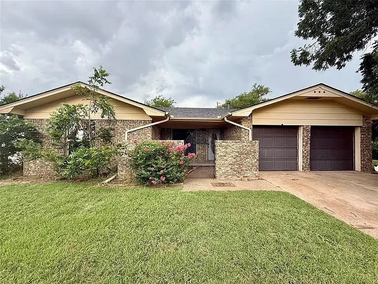 Photo 7 — 601 Sky Circle, Altus, OK 73521
