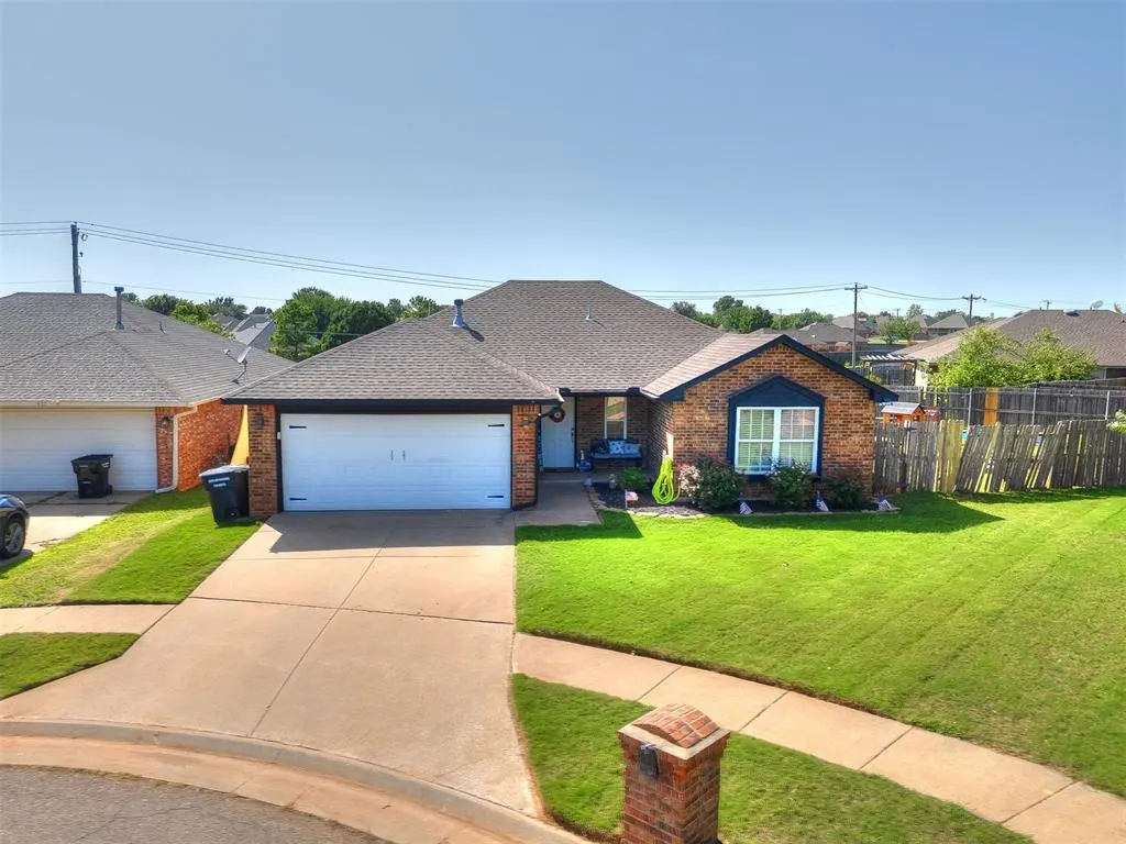 Photo 2 — 625 SW 38th Place, Moore, OK 73160