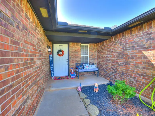 Photo 3 — 625 SW 38th Place, Moore, OK 73160
