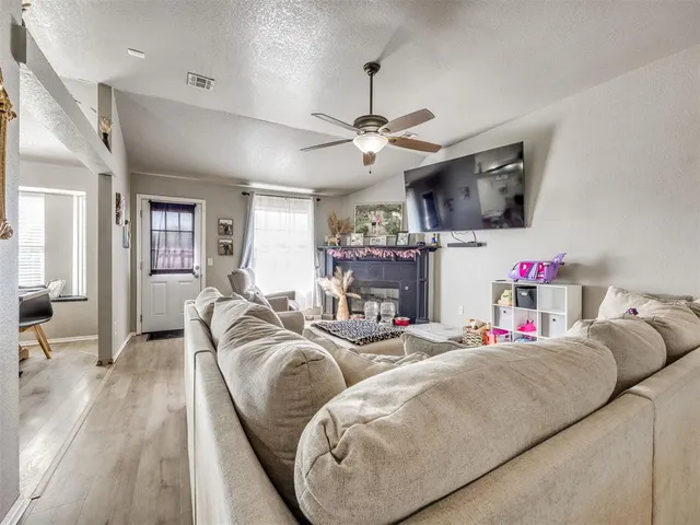 Photo 8 — 625 SW 38th Place, Moore, OK 73160