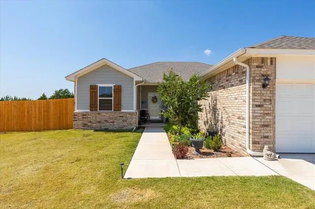 Photo 2 — 504 Evergreen Way, Guthrie, OK 73044