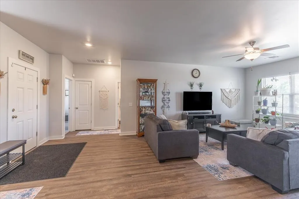 Photo 9 — 504 Evergreen Way, Guthrie, OK 73044