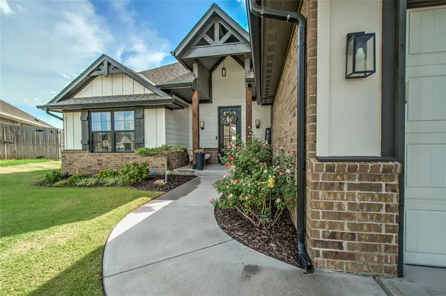 Photo 2 — 14825 Adelaide Lane, Oklahoma City, OK 73142