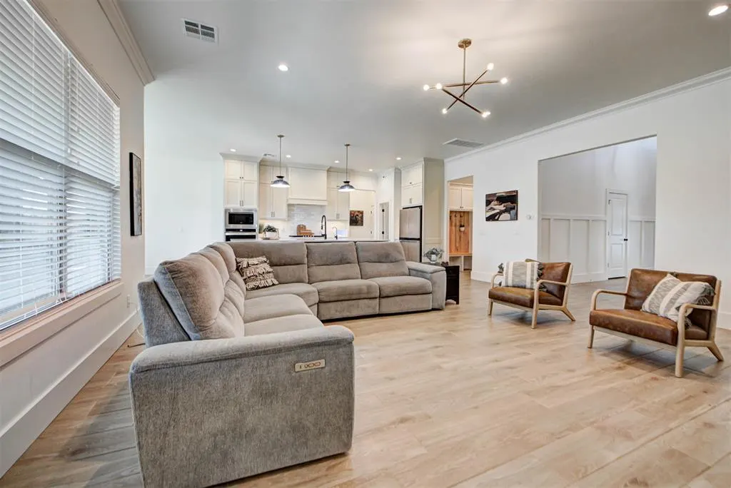 Photo 10 — 10121 Oakwood Drive, Edmond, OK 73025