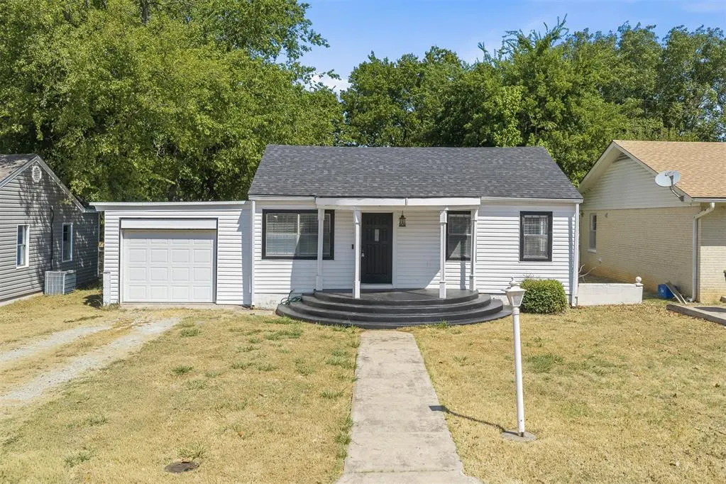 Front exterior — 616 W Kings Road, Ada, OK 74820