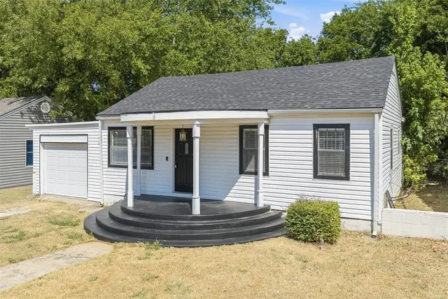 Photo 2 — 616 W Kings Road, Ada, OK 74820