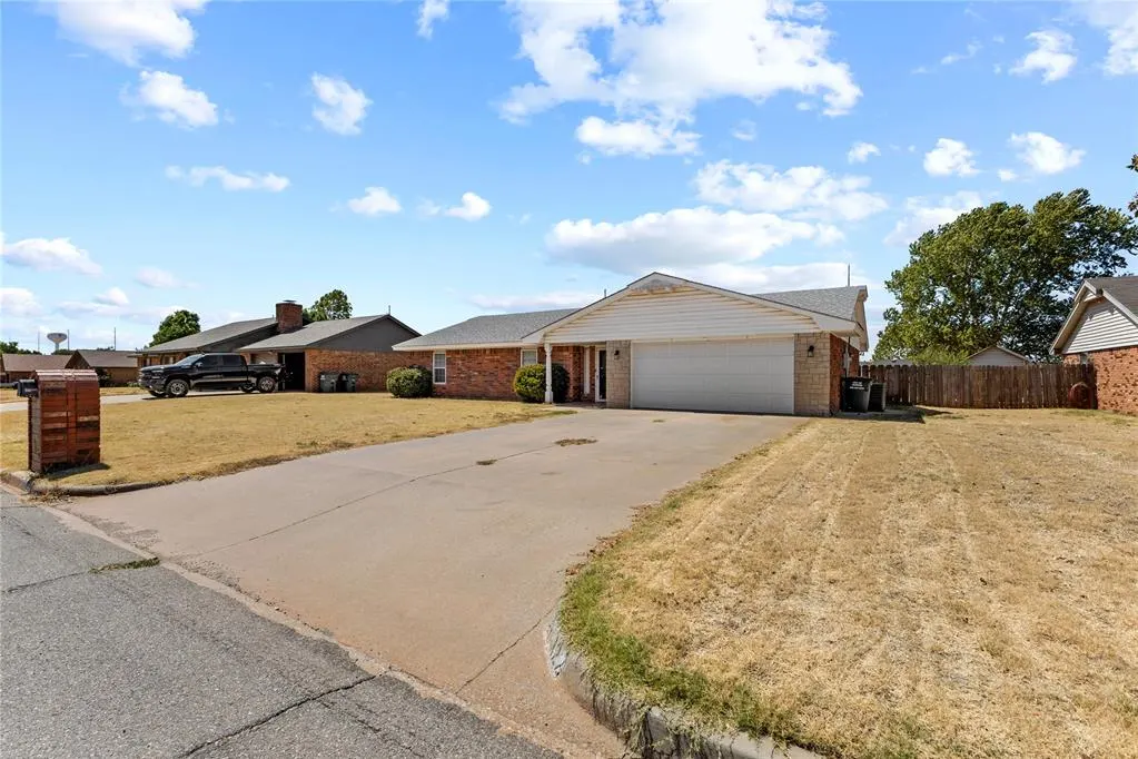 Front exterior — 122 Randolph Road, Clinton, OK 73601