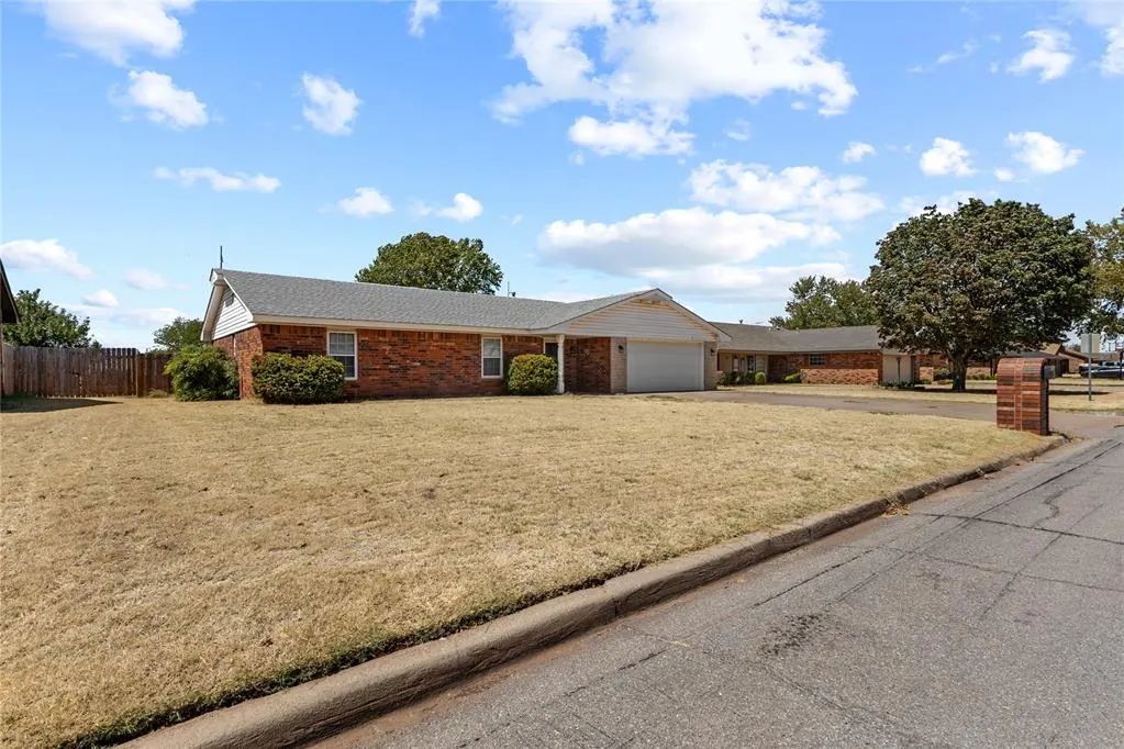 Photo 2 — 122 Randolph Road, Clinton, OK 73601