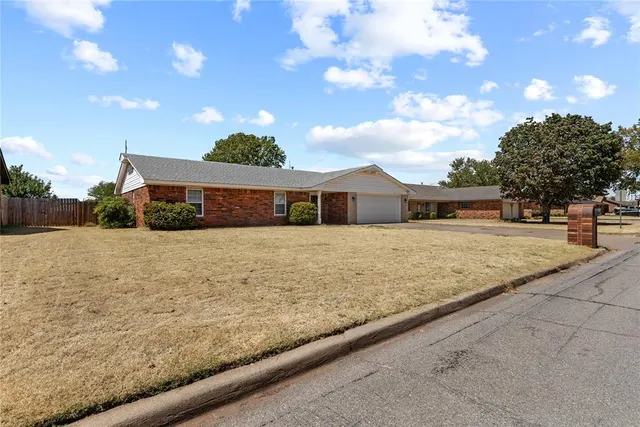 Photo 2 — 122 Randolph Road, Clinton, OK 73601