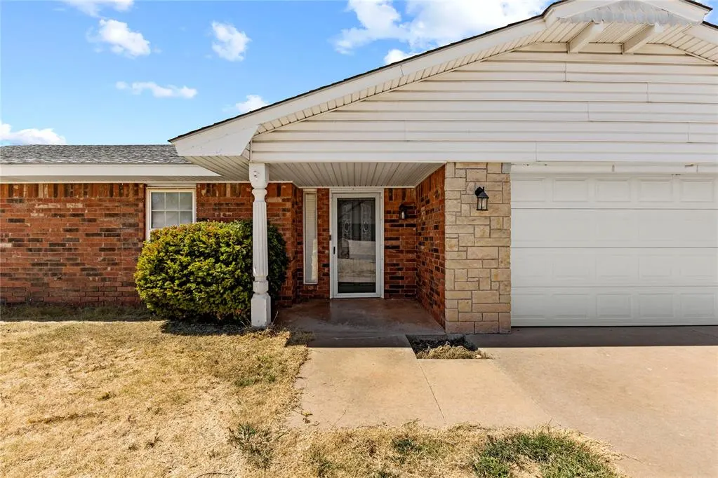 Photo 3 — 122 Randolph Road, Clinton, OK 73601