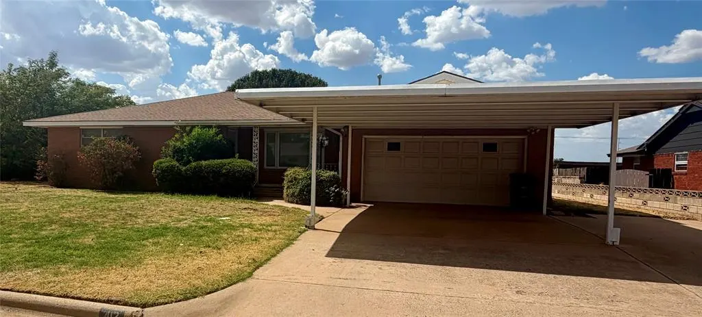 Photo 2 — 412 S 25th Street, Clinton, OK 73601