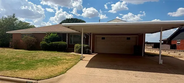 Photo 2 — 412 S 25th Street, Clinton, OK 73601