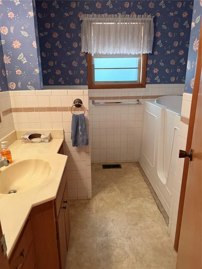 Photo 13 — 412 S 25th Street, Clinton, OK 73601
