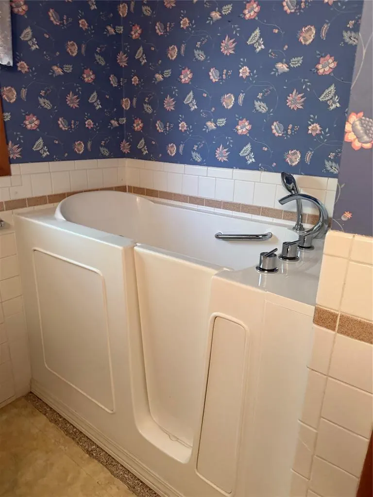 Photo 15 — 412 S 25th Street, Clinton, OK 73601