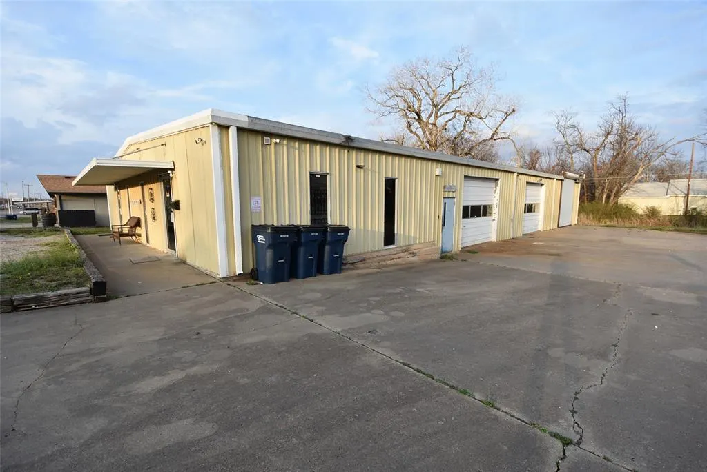 Photo 2 — 610 N Main Street, Seminole, OK 74868
