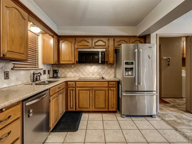 Photo 4 — 8708 S Charlotte Drive, Oklahoma City, OK 73159