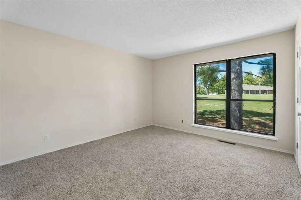Photo 11 — 7010 Lakeshore Drive, Eufaula, OK 74432
