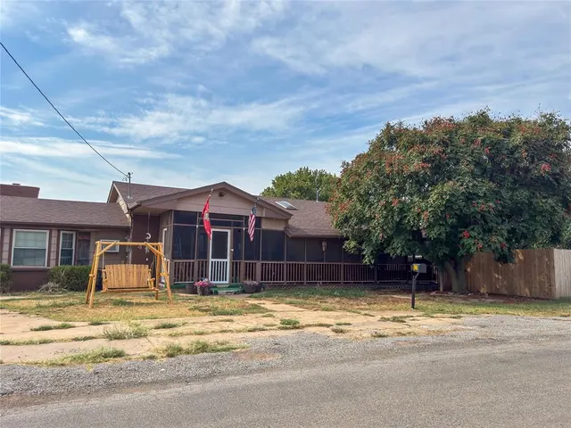 Photo 2 — 420 W 8th Street, Cordell, OK 73632
