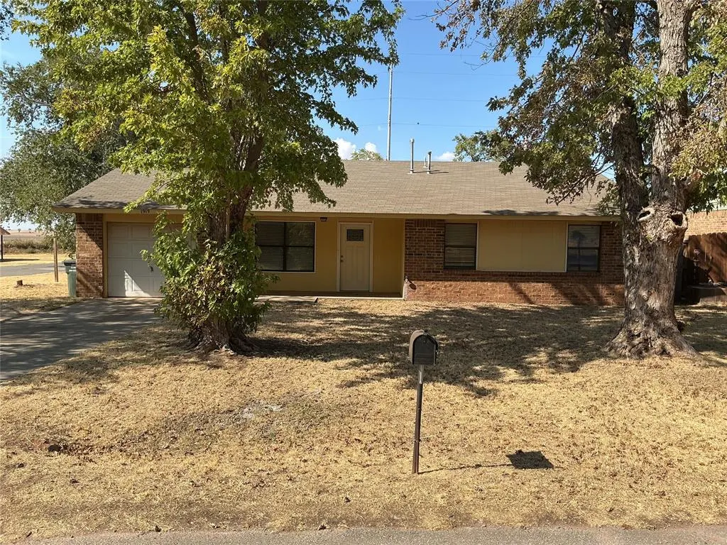 Front exterior — 1919 Wells, Clinton, OK 73601