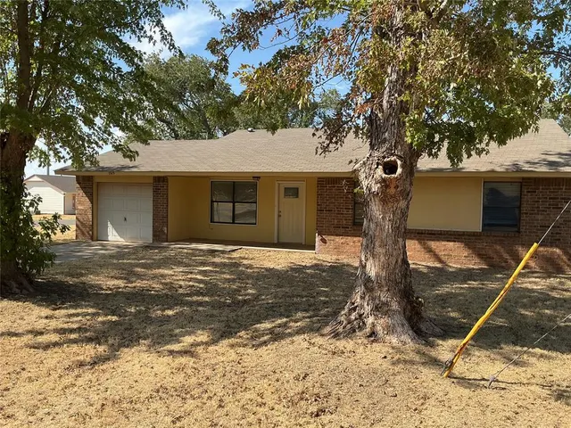 Photo 2 — 1919 Wells, Clinton, OK 73601