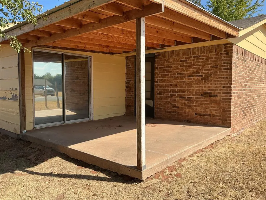 Photo 4 — 1919 Wells, Clinton, OK 73601