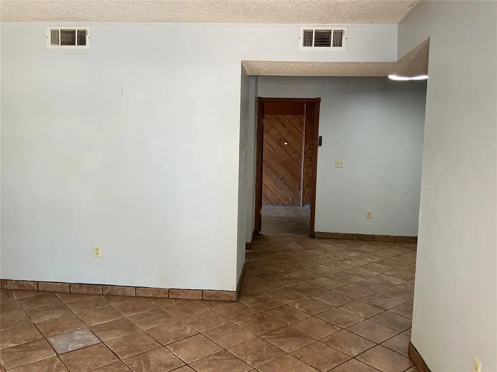 Photo 6 — 1919 Wells, Clinton, OK 73601