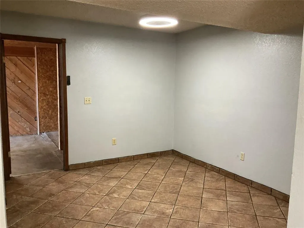 Photo 7 — 1919 Wells, Clinton, OK 73601