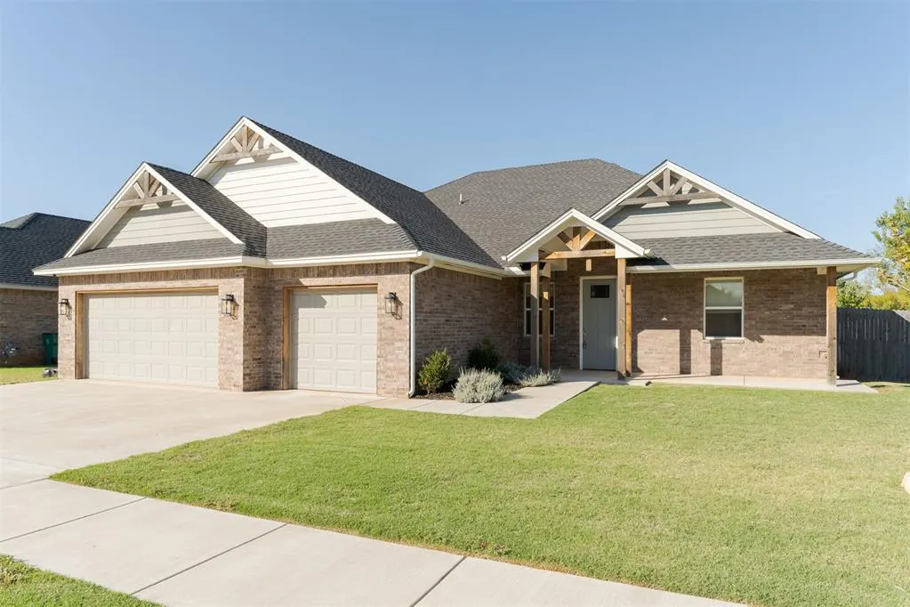 Front exterior — 13613 Carlisle Crossing Drive, Yukon, OK 73099