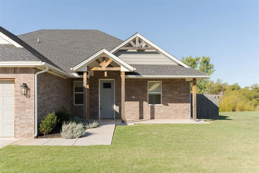Photo 2 — 13613 Carlisle Crossing Drive, Yukon, OK 73099