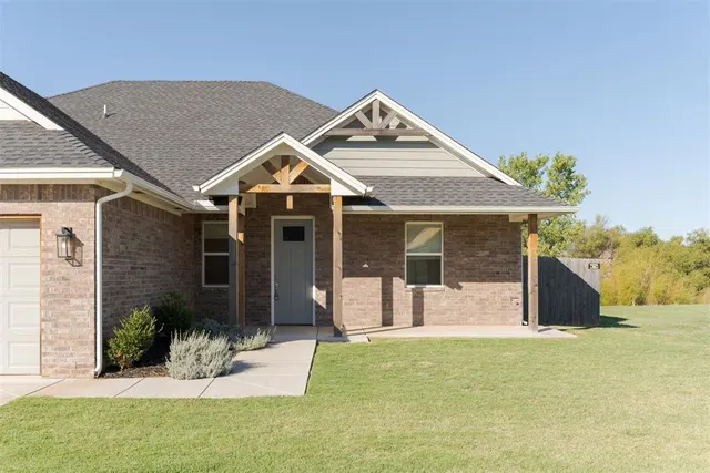 Photo 2 — 13613 Carlisle Crossing Drive, Yukon, OK 73099