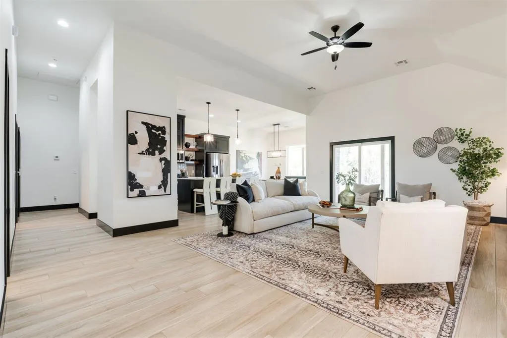 Photo 4 — 13613 Carlisle Crossing Drive, Yukon, OK 73099