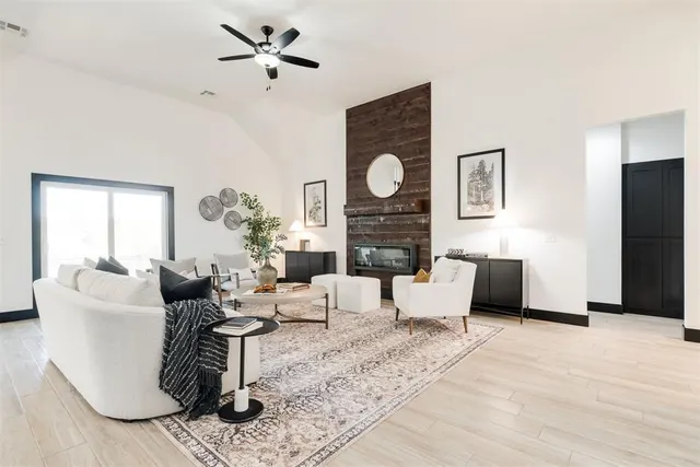 Photo 5 — 13613 Carlisle Crossing Drive, Yukon, OK 73099