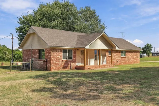 Photo 2 — 14031 N County Road 3010, Lindsay, OK 73052