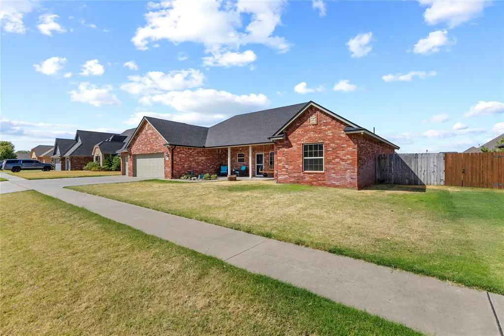 Photo 2 — 2209 Pinnacle Drive, Weatherford, OK 73096