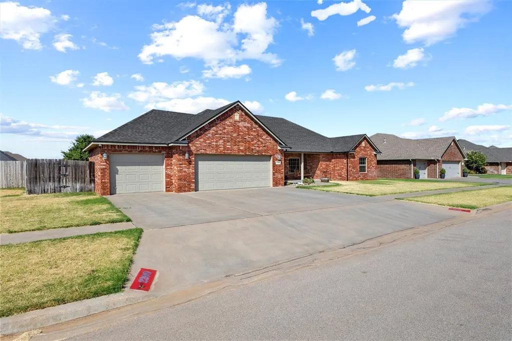 Photo 3 — 2209 Pinnacle Drive, Weatherford, OK 73096