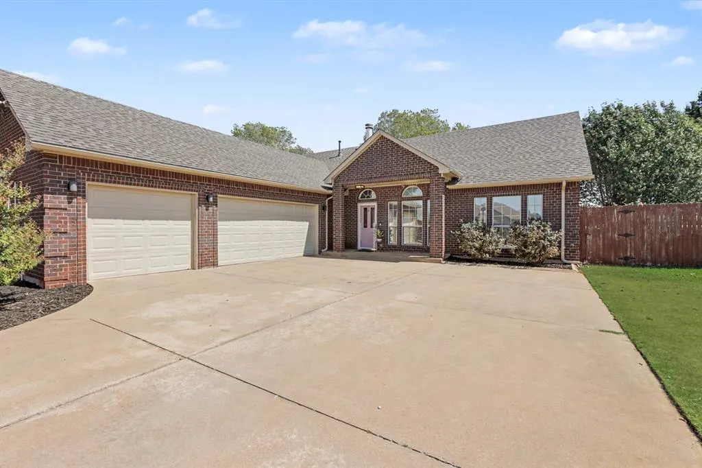 Photo 2 — 4820 Rocky Road, Yukon, OK 73099