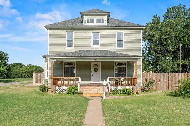 Photo 2 — 301 N Wikoff Avenue, Watonga, OK 73772