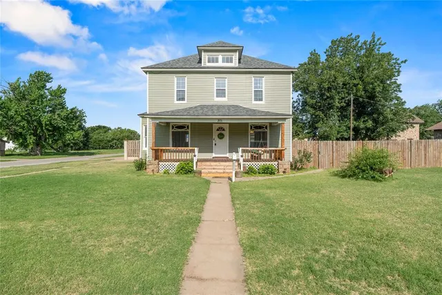 Photo 4 — 301 N Wikoff Avenue, Watonga, OK 73772
