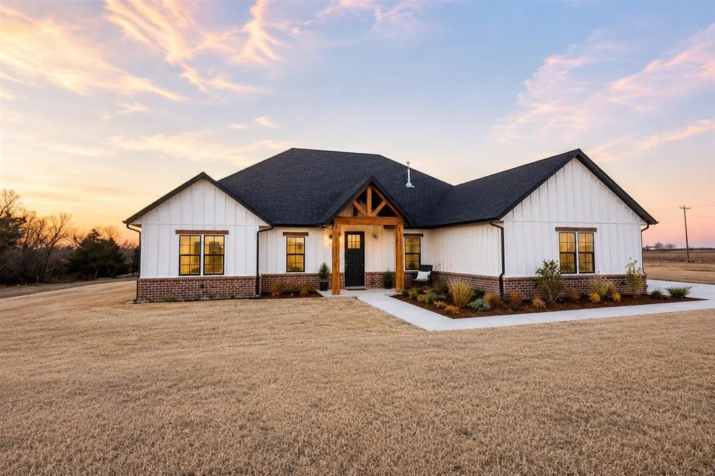 Front exterior — 4348 Raymond Lane, Guthrie, OK 73044