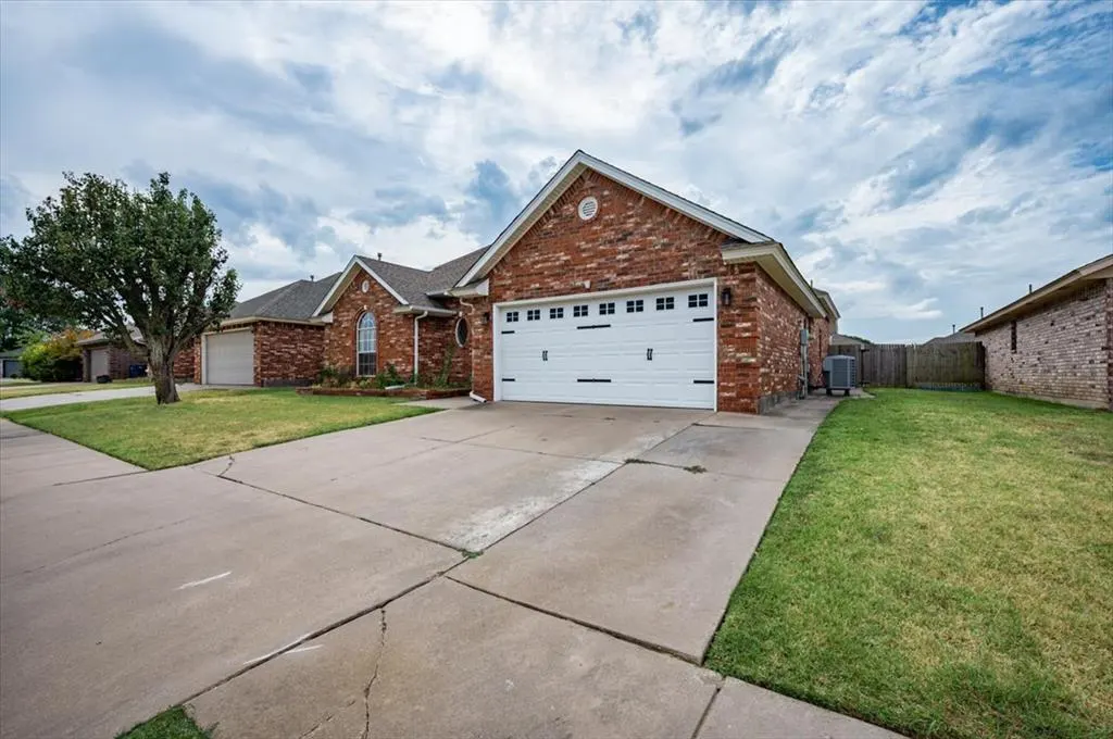 Photo 3 — 620 SW 154th Place, Oklahoma City, OK 73170