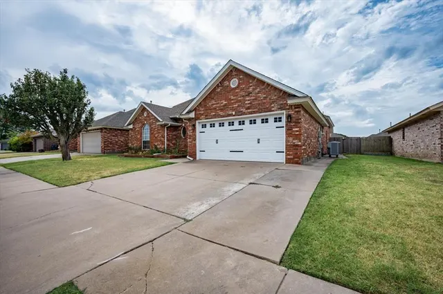 Photo 3 — 620 SW 154th Place, Oklahoma City, OK 73170
