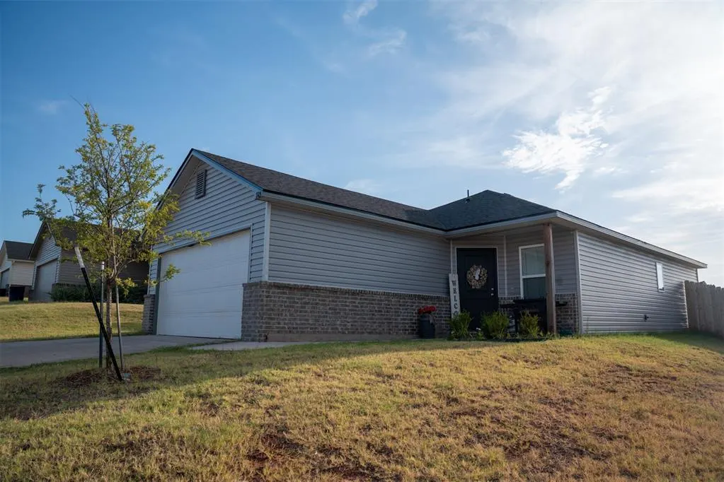 Photo 2 — 1103 Stallion Drive, Guthrie, OK 73044