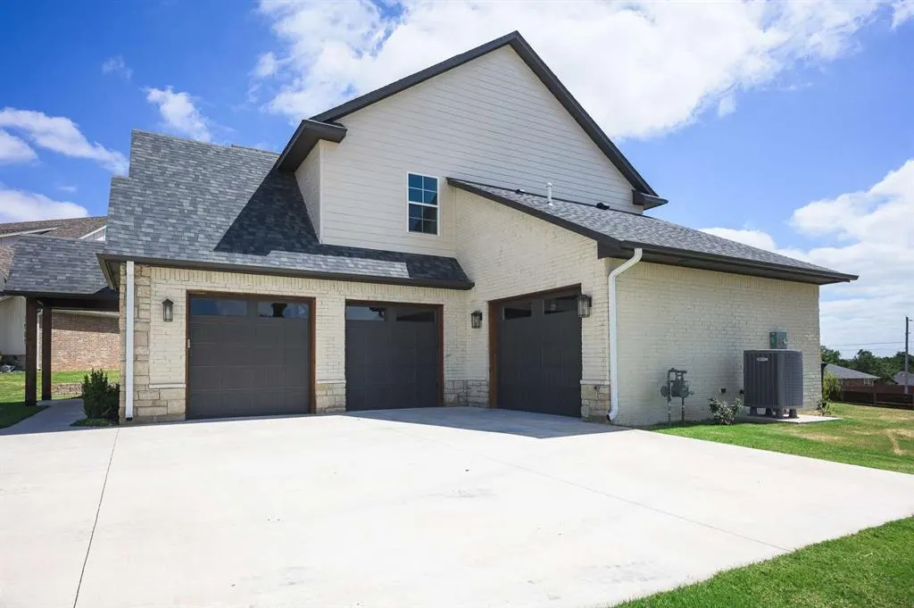 Photo 3 — 1909 Carleton Lane, Shawnee, OK 74804