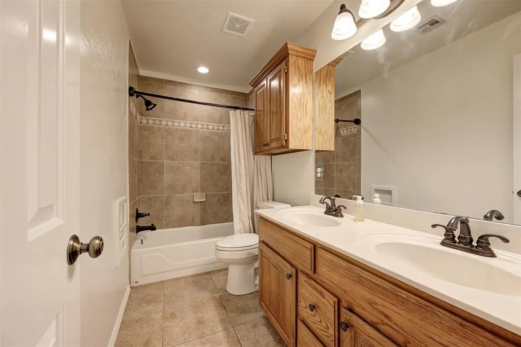 Photo 34 — 12520 Village Lane, Oklahoma City, OK 73170