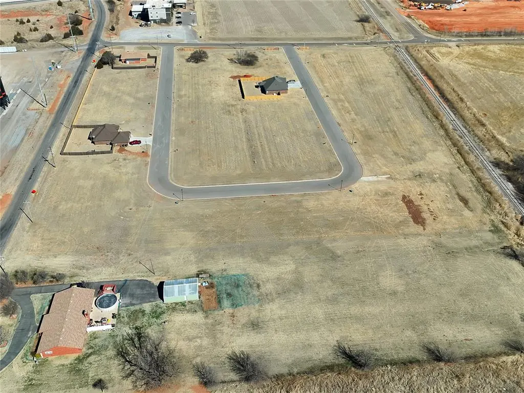 Photo 3 — 24 Flintlock Trail, Clinton, OK 73601