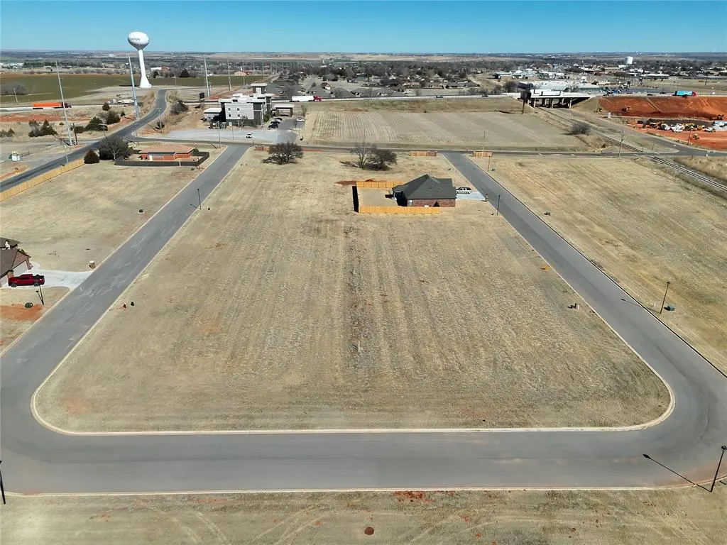 Photo 5 — 24 Flintlock Trail, Clinton, OK 73601