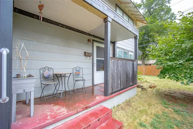 Photo 2 — 205 SW 6th Street, Lindsay, OK 73052