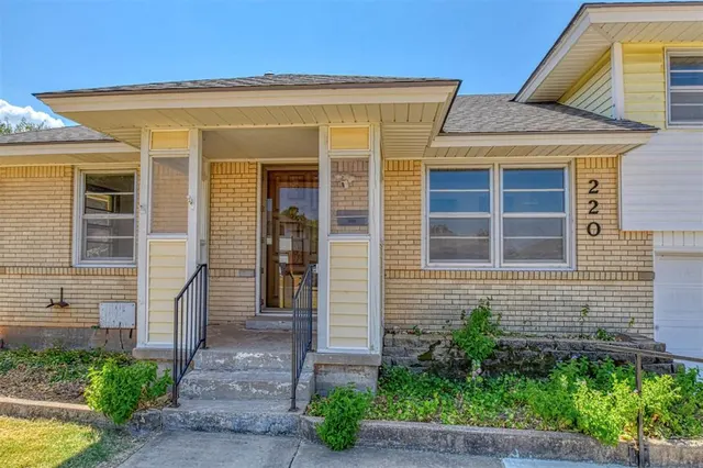 Photo 3 — 220 W Glenhaven Drive, Midwest City, OK 73110